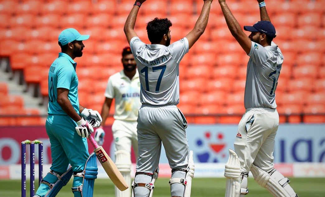 अभिषेक शर्मा का 113 (38): 90% रन बाउंड्री से, '11 शतक' की गिनती की गड़बड़, और सैमसन के नंबर-3 पर दबी कहानी अभिषेक शर्मा का 113 (38): 90% रन बाउंड्री से, '11 शतक' की गिनती की गड़बड़, और सैमसन के नंबर-3 पर दबी कहानी
