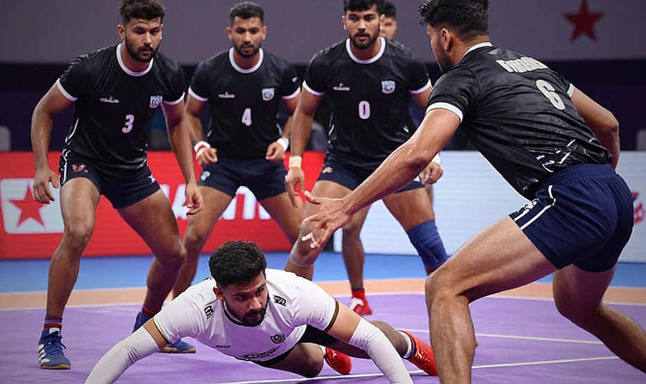 कबड्डी का नया अखाड़ा: मिट्टी से मैट तक, ताकत से रणनीति तक कबड्डी का नया अखाड़ा: मिट्टी से मैट तक, ताकत से रणनीति तक